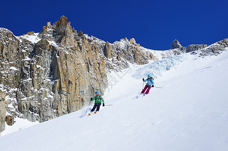 法国格拉亚阿尔卑斯山上滑雪的滑雪运动员图片