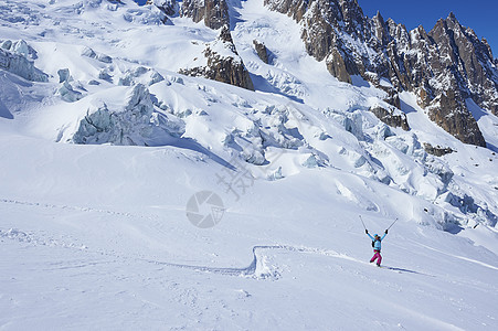 雪山上滑雪的滑雪爱好者图片