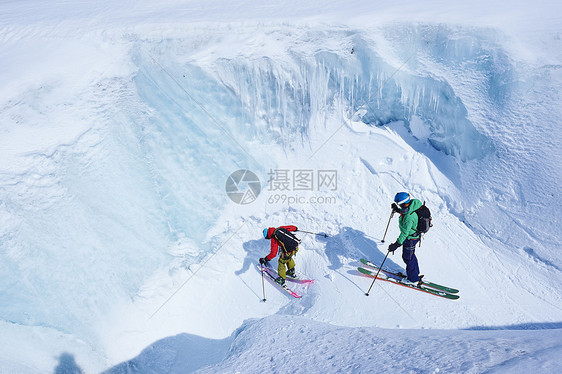 雪山上滑雪的滑雪爱好者图片