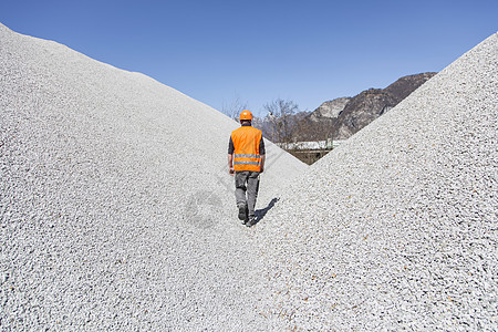 在采石场穿过碎堆的采工人图片