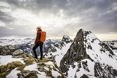 奥地利蒂罗尔坦海姆山脉凯伦斯皮策山上戴头盔的徒步旅行者图片