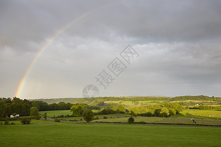 彩虹和风暴云的农村景观图片