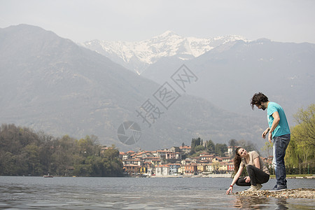 意大利梅戈佐湖边的年轻夫妇图片