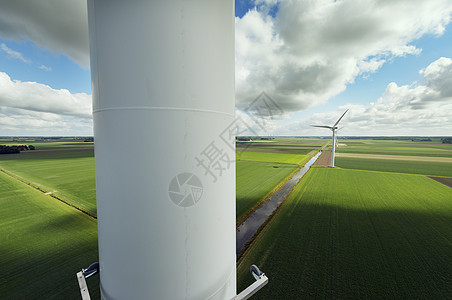 在Flevopolder新创造的土地上现代风力农场图片