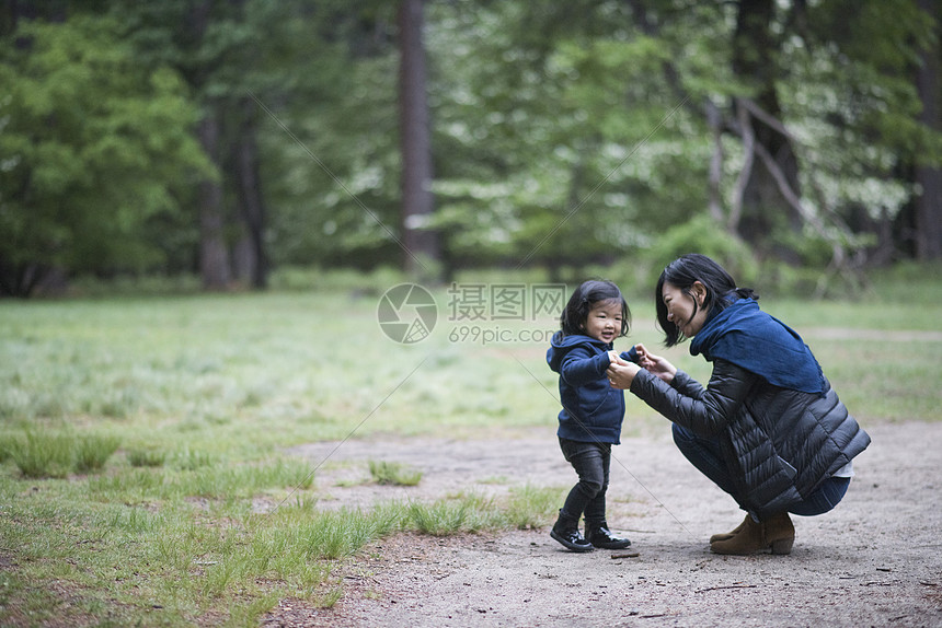 美国加利福尼亚州公园里的母女图片