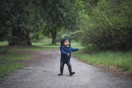 在森林道路上行走的女幼儿图片