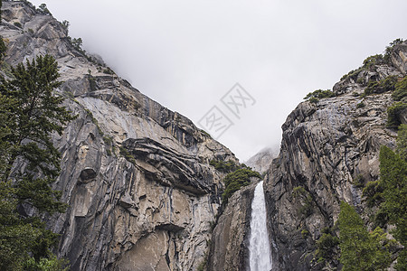美国加利福尼亚州约塞米特公园瀑布低角度视图图片