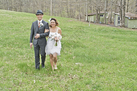 新娘和新郎走过田野图片