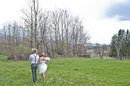 新娘和郎走过田野的背影图片