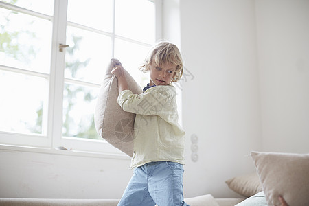 扔piqiu男孩抱着枕头准备扔背景