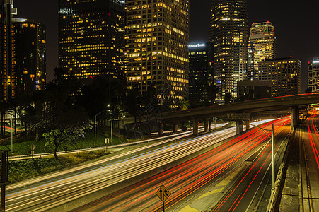 美国加利福尼亚州洛杉矶晚上高速公路和城市摩天大楼图片