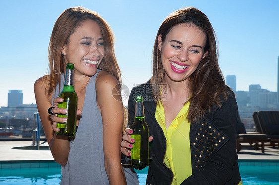 两个年轻的成女朋友在美国洛杉矶天线屋顶酒吧喝啤图片
