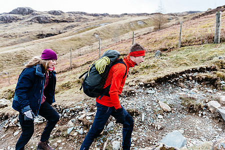 英国坎布里亚湖区KeswickHonister板岩矿年轻夫妇徒步旅行图片