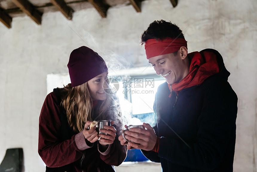 英国坎布里亚湖区KeswickHonister板岩矿年轻夫妇徒步旅行在避难所休息图片