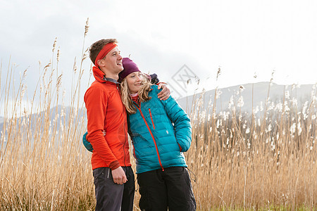 年轻夫妇徒步旅行看风景DerwentWaterKeswick联合王国坎布里亚湖区图片