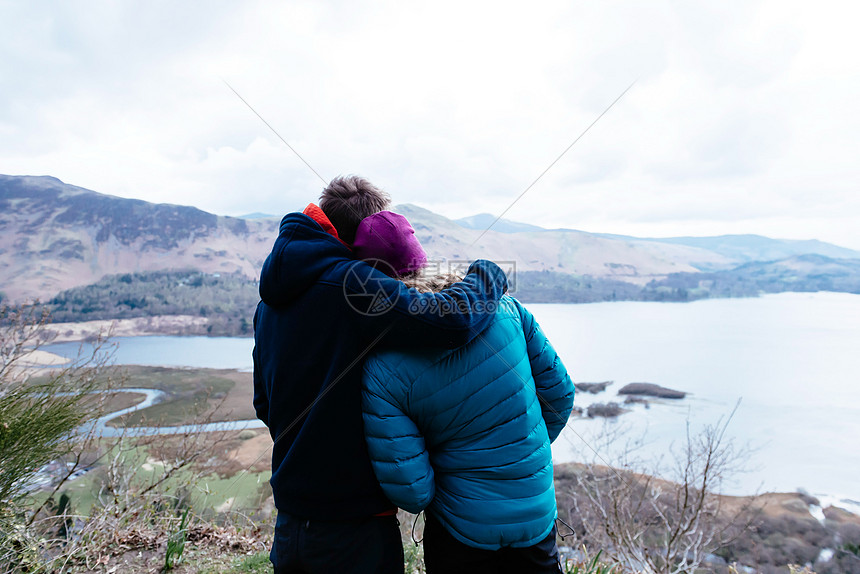年轻夫妇徒步旅行看风景后视DerwentWaterKeswick联合王国坎布里亚湖区图片