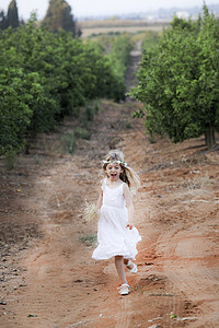 在以色列果园奔跑的年轻女孩图片
