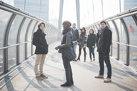 6名年轻朋友站在天桥上图片