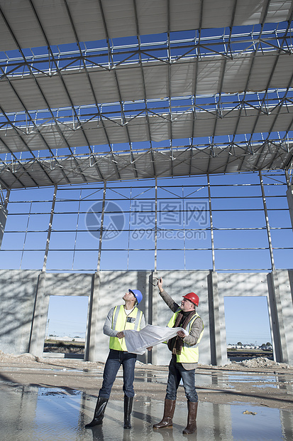 考察建筑框架的测量员和建筑师图片