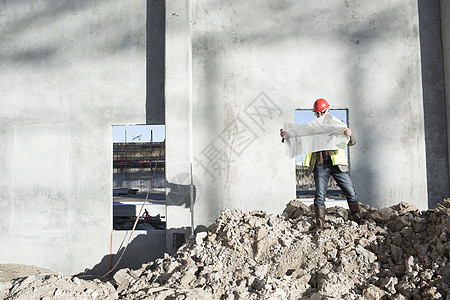 建筑设计师审查工地蓝图图片