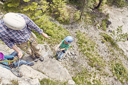 父亲和儿童攀岩图片