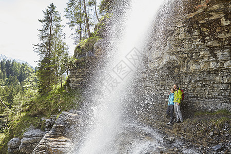 站在瀑下面的年轻夫妇当心奥地利提罗尔图片