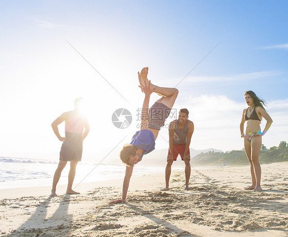 一群朋友在海滩上观光朋友亲手站着图片