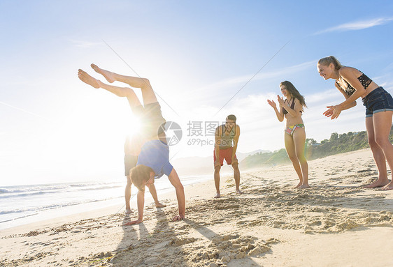一群朋友在海滩上观光朋友亲手站着图片