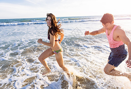 年轻夫妇在海上奔跑图片