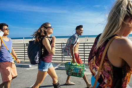 一群朋友走向海滩图片