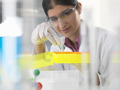 研究实验室化学样本的女科家图片