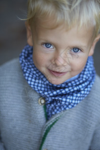 蓝眼睛可爱男孩的肖像图片