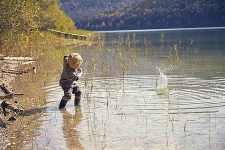 湖边的男孩打水花图片