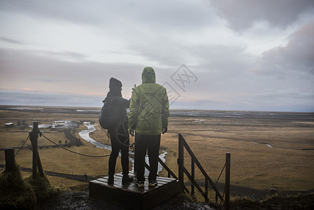 冰岛观景台上的男女游客拍照图片