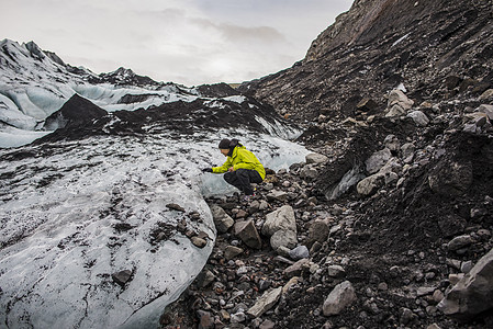 在冰岛索尔海马约库考察冰川的男游客图片