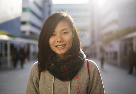 身戴围巾的年轻女子肖像图片