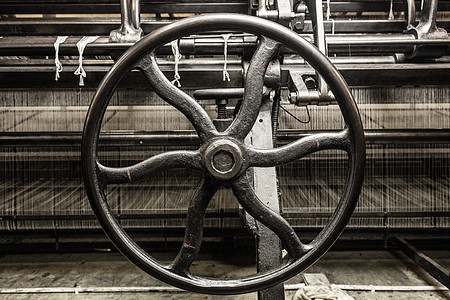 纺织厂的铁轮转盘图片