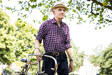 伦敦哈克尼公园骑自行车的老年人图片