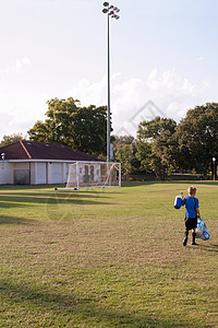 男孩在足球练习场上携带一袋足球图片