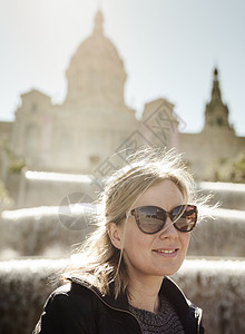 在西班牙巴塞罗那加泰尼亚艺术博物馆前佩戴太阳眼镜的成年女子肖像图片