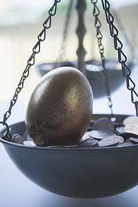 金蛋在硬币的床上体重秤金蛋背景图片