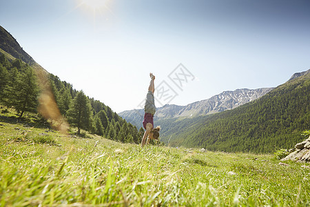 年轻女性山里倒立图片