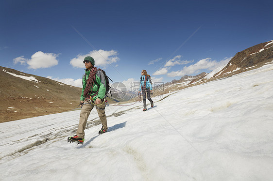 年轻男女冰川徒步图片