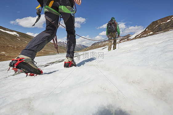 在意大利南蒂罗尔州ValSenales冰川ValSenales冰川上徒步登的年轻夫妇图片