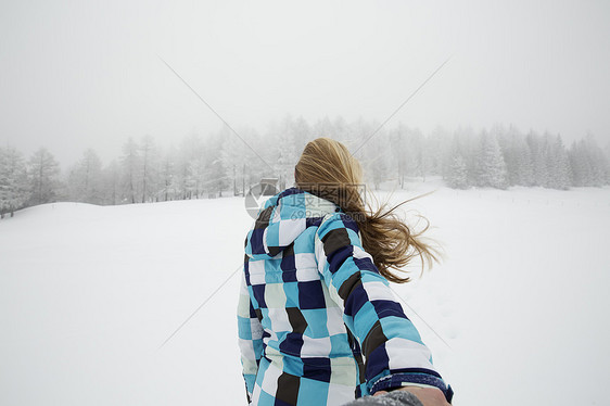 奥地利蒂罗尔州SattelbergalmSattelbergalm妇女享受雪图片