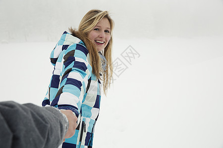 奥地利蒂罗尔萨特尔贝加尔姆年轻女子在享受雪图片