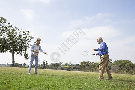 在公园玩羽毛球的老夫妇图片