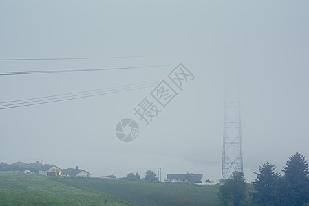 挪威罗加兰县豪格松街道灯光照明下迷雾道路的渐弱透视图图片