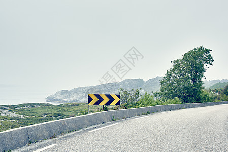 挪威罗加兰县豪格松高架道路上的方向路标图片