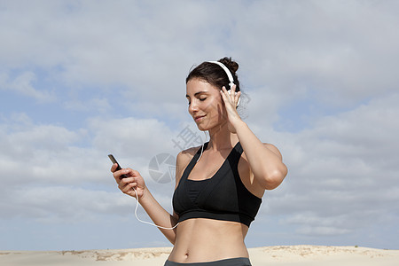 女子在锻炼时带着耳机图片